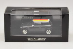 Mini Cooper One R50 Verde Con Bandera Alemana Minichamps 1:43 MINI033 Metal - imagen 5 de 5
