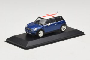 Mini Cooper S R53 Azul Con Bandera Inglesa Minichamps 1:43 MINI012 Metal - imagen 2 de 5