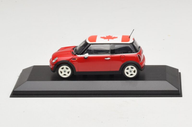 Mini Cooper S R53 Rojo Con Bandera Canadiense Minichamps 1:43 MINI017 Metal