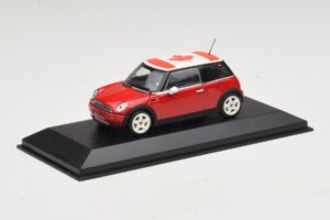 Mini Cooper S R53 Rojo Con Bandera Canadiense Minichamps 1:43 MINI017 Metal - imagen 2 de 5