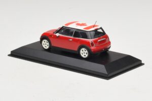 Mini Cooper S R53 Rojo Con Bandera Canadiense Minichamps 1:43 MINI017 Metal - imagen 3 de 5