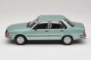 Renault 18 Verde Claro MCG 1:18 MCG18596 Metal - imagen 3 de 6