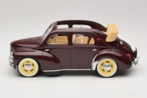 Renault 4CV Granate Solido 1:18 8048 Metal - imagen 3 de 6