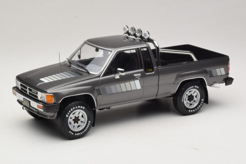 Toyota Hilux N50 Xtra Cab 4x4 Gris Metalizado KK-Scale 1:18 KKDC181563 Metal