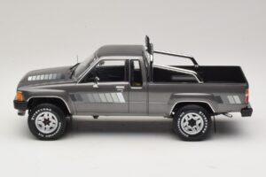 Toyota Hilux N50 Xtra Cab 4x4 Gris Metalizado KK-Scale 1:18 KKDC181563 Metal - imagen 3 de 6