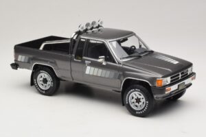 Toyota Hilux N50 Xtra Cab 4x4 Gris Metalizado KK-Scale 1:18 KKDC181563 Metal - imagen 4 de 6