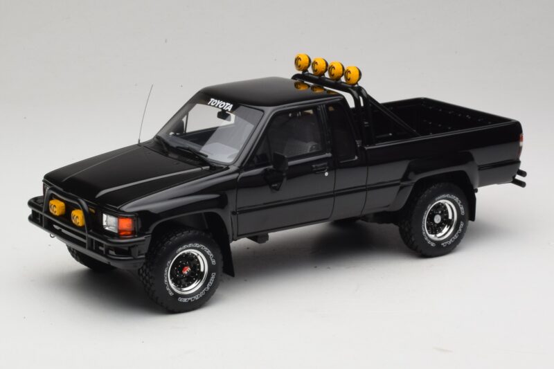 Toyota Hilux N60 SR5 Back to the Future II Negro Brillante Otto 1:18 OT481 Resina