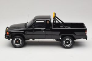 Toyota Hilux N60 SR5 Back to the Future II Negro Brillante Otto 1:18 OT481 Resina - imagen 3 de 6