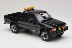 Toyota Hilux N60 SR5 Back to the Future II Negro Brillante Otto 1:18 OT481 Resina - imagen 4 de 6