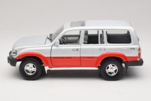 Toyota Land Cruiser J80 Plata Rojo Road Legends 1:18 92098 Metal - imagen 4 de 8