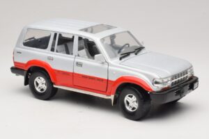 Toyota Land Cruiser J80 Plata Rojo Road Legends 1:18 92098 Metal - imagen 6 de 8