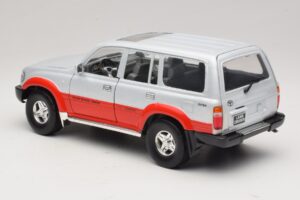 Toyota Land Cruiser J80 Plata Rojo Road Legends 1:18 92098 Metal - imagen 7 de 8