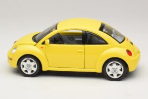 Volkswagen New Beetle A4 Amarillo Bburago 1:18 3302 Metal - imagen 4 de 8