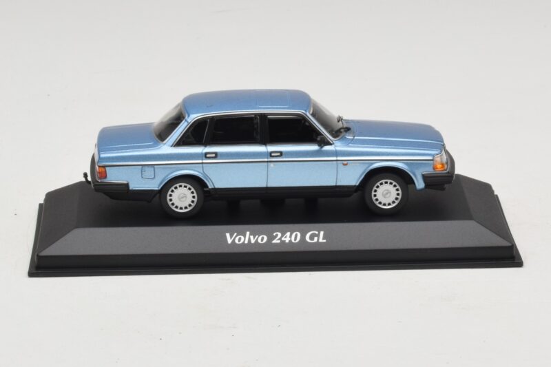 Volvo 240 GL Blue Metallic Maxichamps 1:43 940171400 Metal