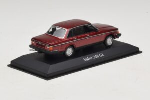 Volvo 240 GL Dark Red Metallic Maxichamps 1:43 940171401 Metal - imagen 2 de 5