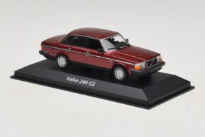Volvo 240 GL Dark Red Metallic Maxichamps 1:43 940171401 Metal - imagen 3 de 5